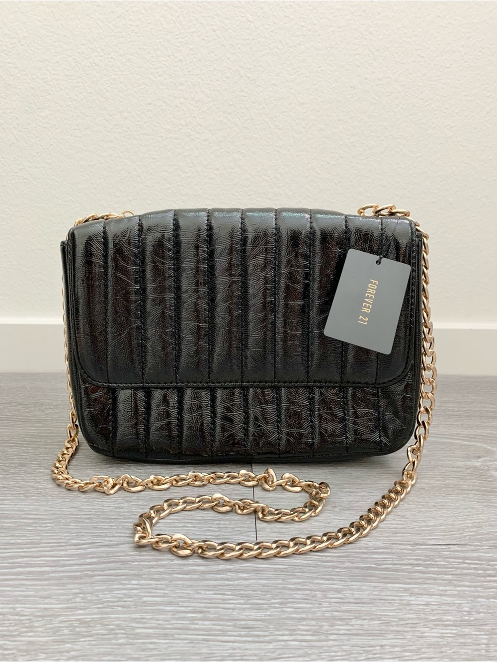 ❤️ 3/30 Forever 21 Black Faux Leather Quilted Chain Magnetic Crossbody Bag